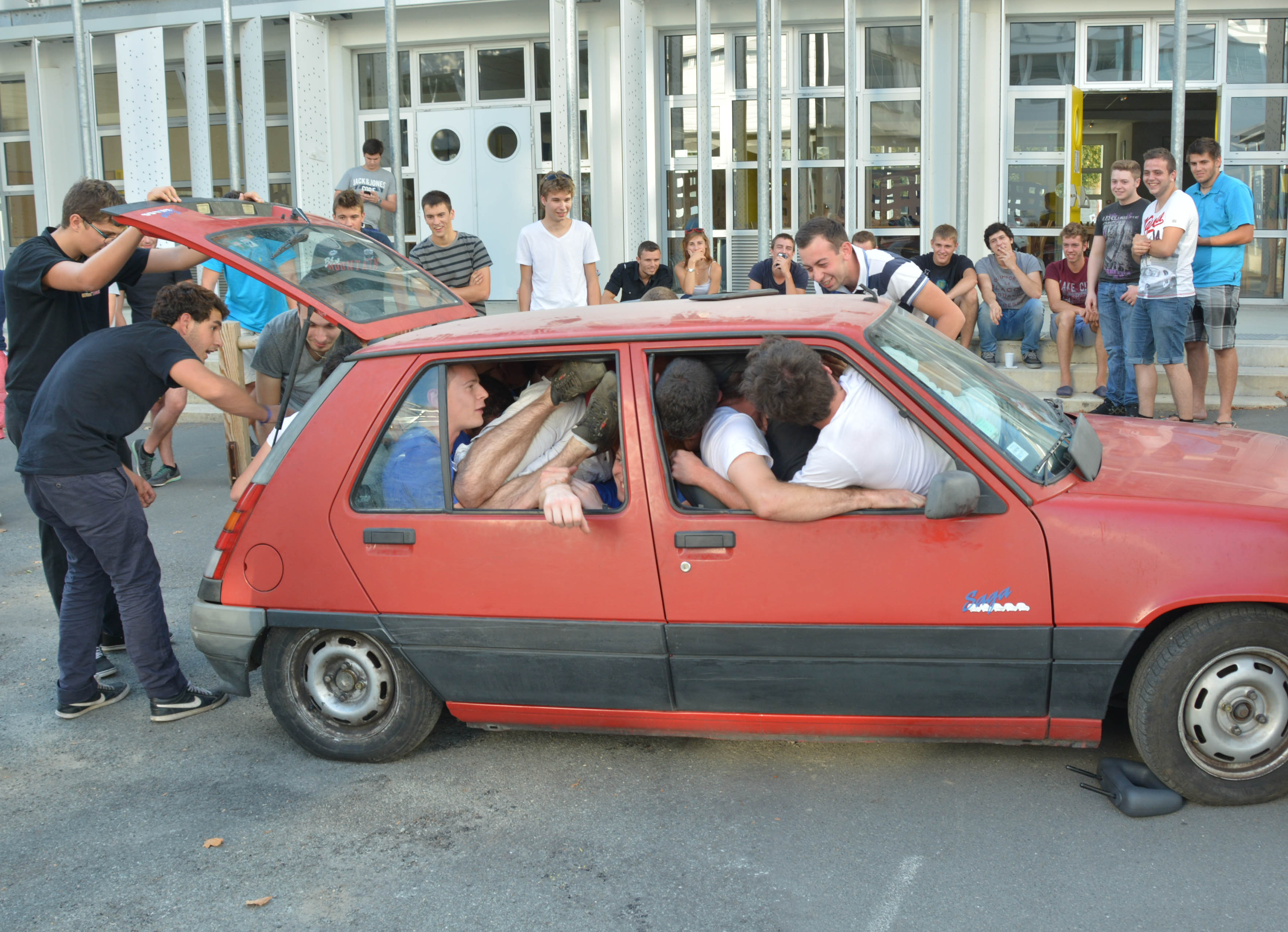 Voiture pleine etudiant